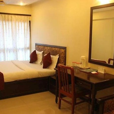 P M Regency Hotel Vadodara Bagian luar foto