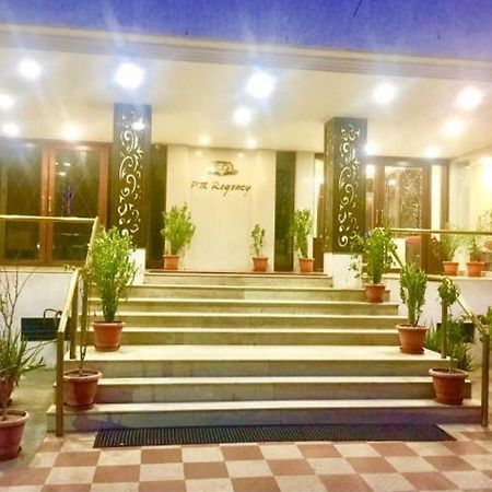 P M Regency Hotel Vadodara Bagian luar foto