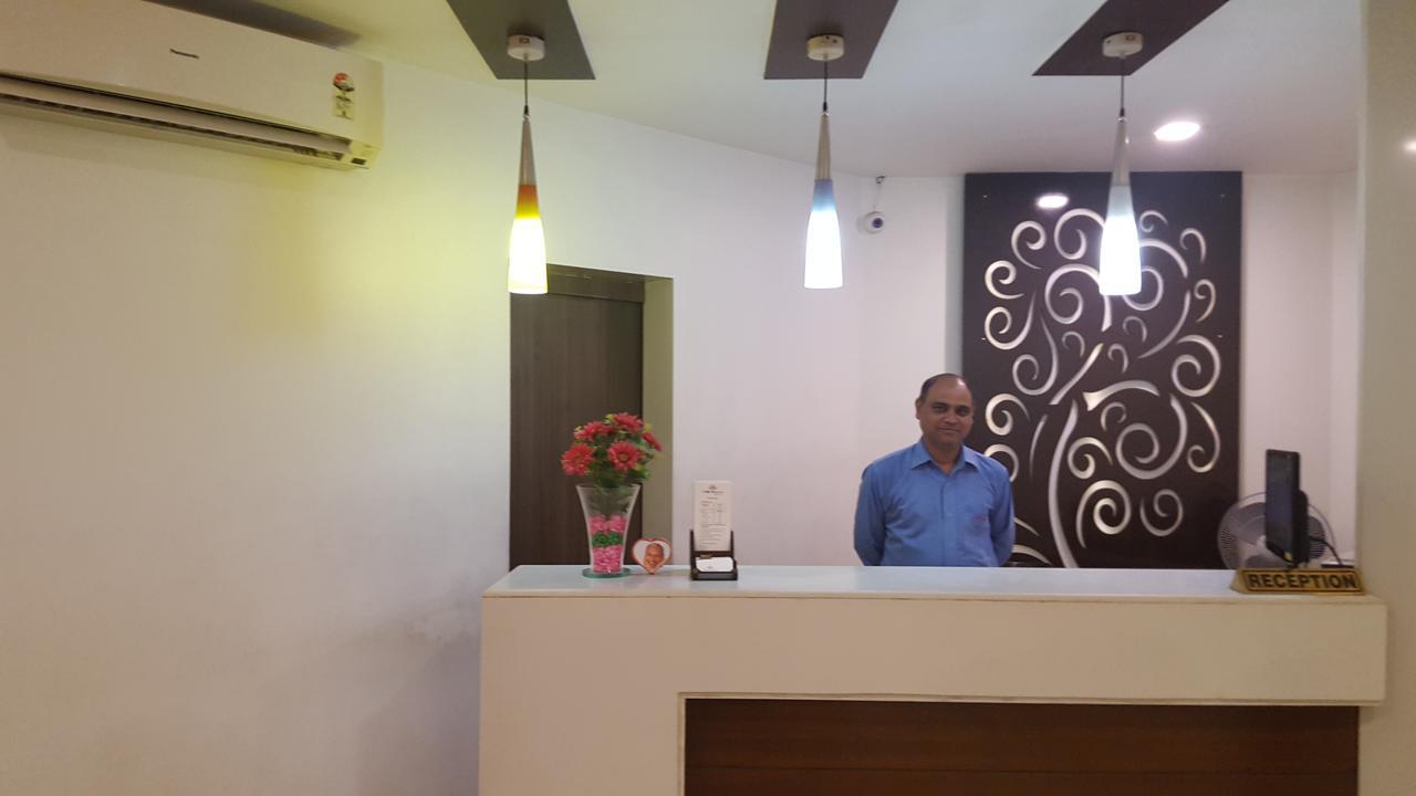 P M Regency Hotel Vadodara Bagian luar foto