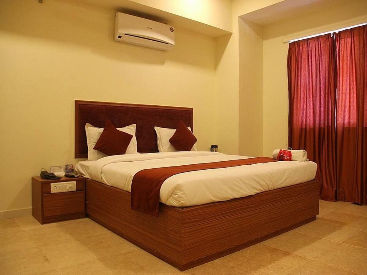 P M Regency Hotel Vadodara Bagian luar foto