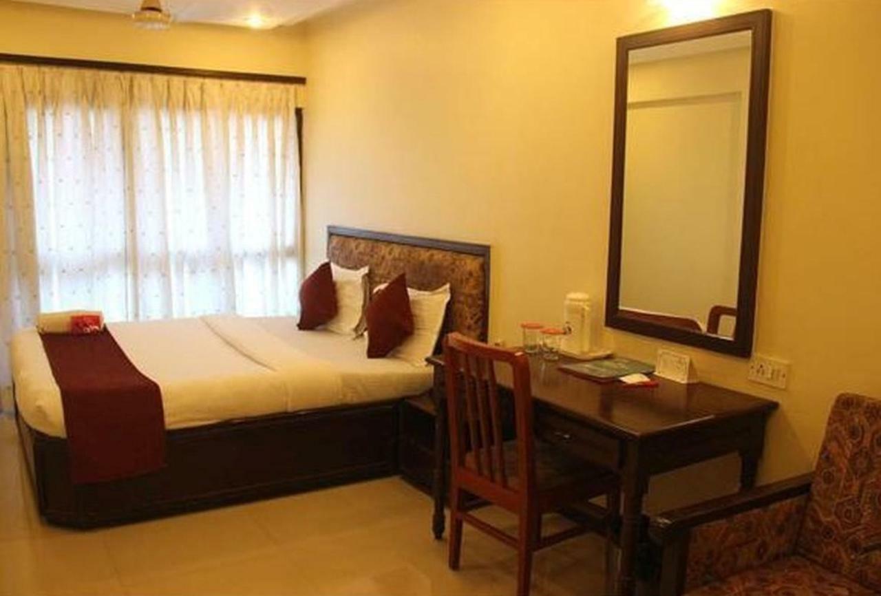 P M Regency Hotel Vadodara Bagian luar foto