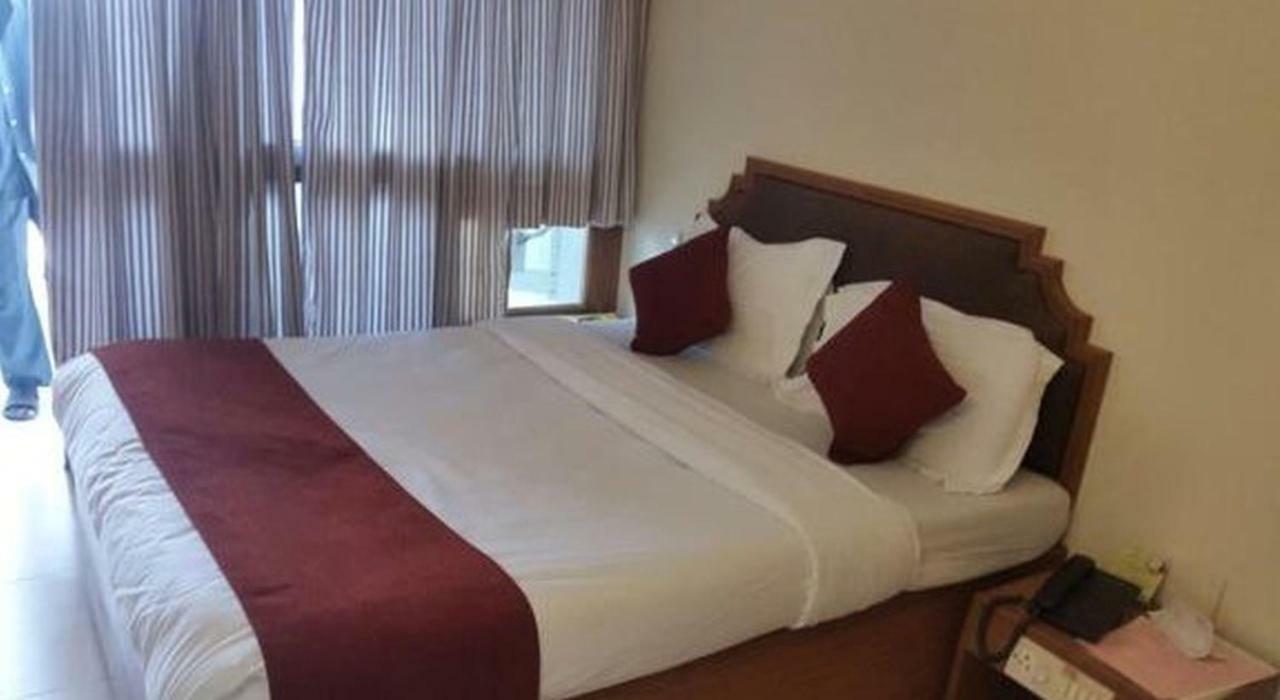 P M Regency Hotel Vadodara Bagian luar foto