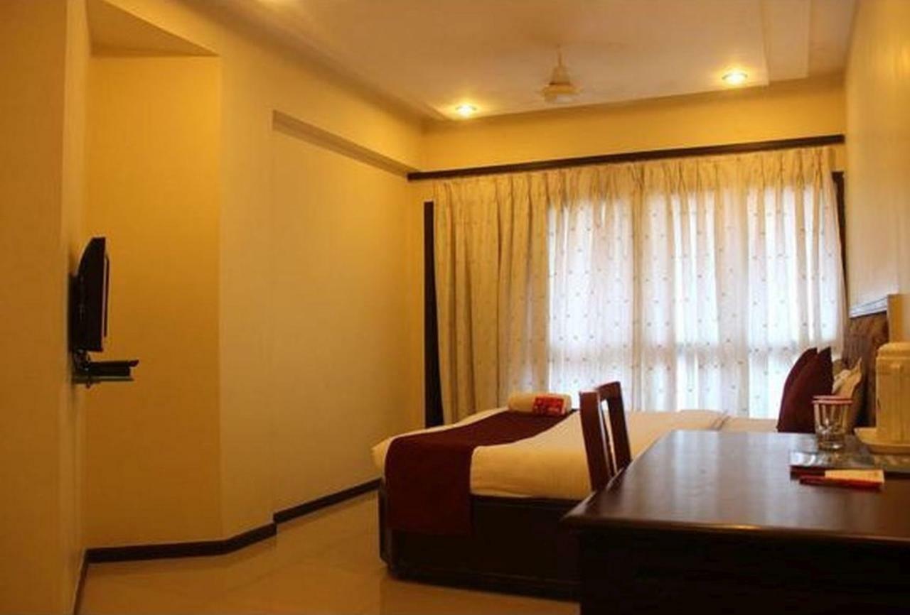 P M Regency Hotel Vadodara Bagian luar foto