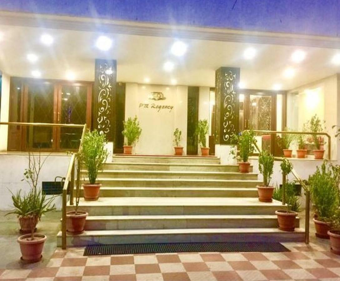 P M Regency Hotel Vadodara Bagian luar foto