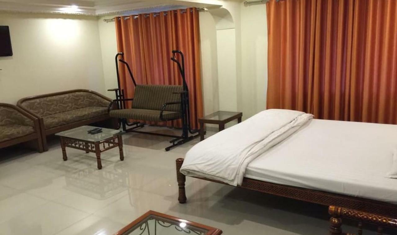 P M Regency Hotel Vadodara Bagian luar foto